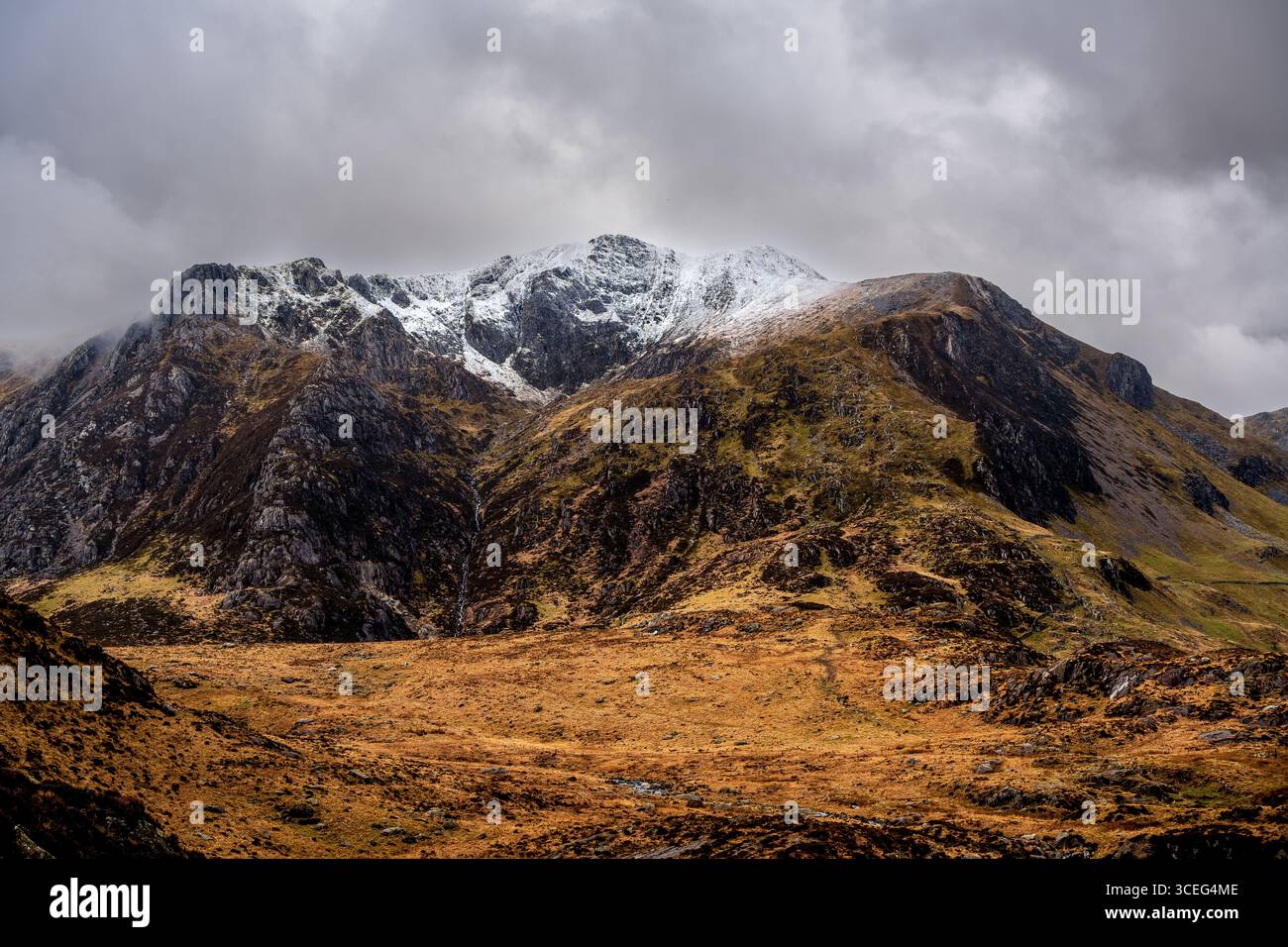 Cime innevate sopra Llyn Idwal nel Parco Nazionale di Snowdonia, Galles Foto Stock