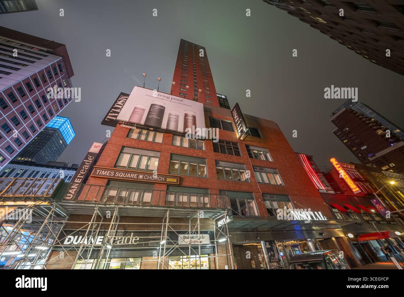 New York City - 14 giugno 2025: Scena urbana di Times Square a New York di notte con vivace vita notturna e marciapiedi affollati. Foto Stock
