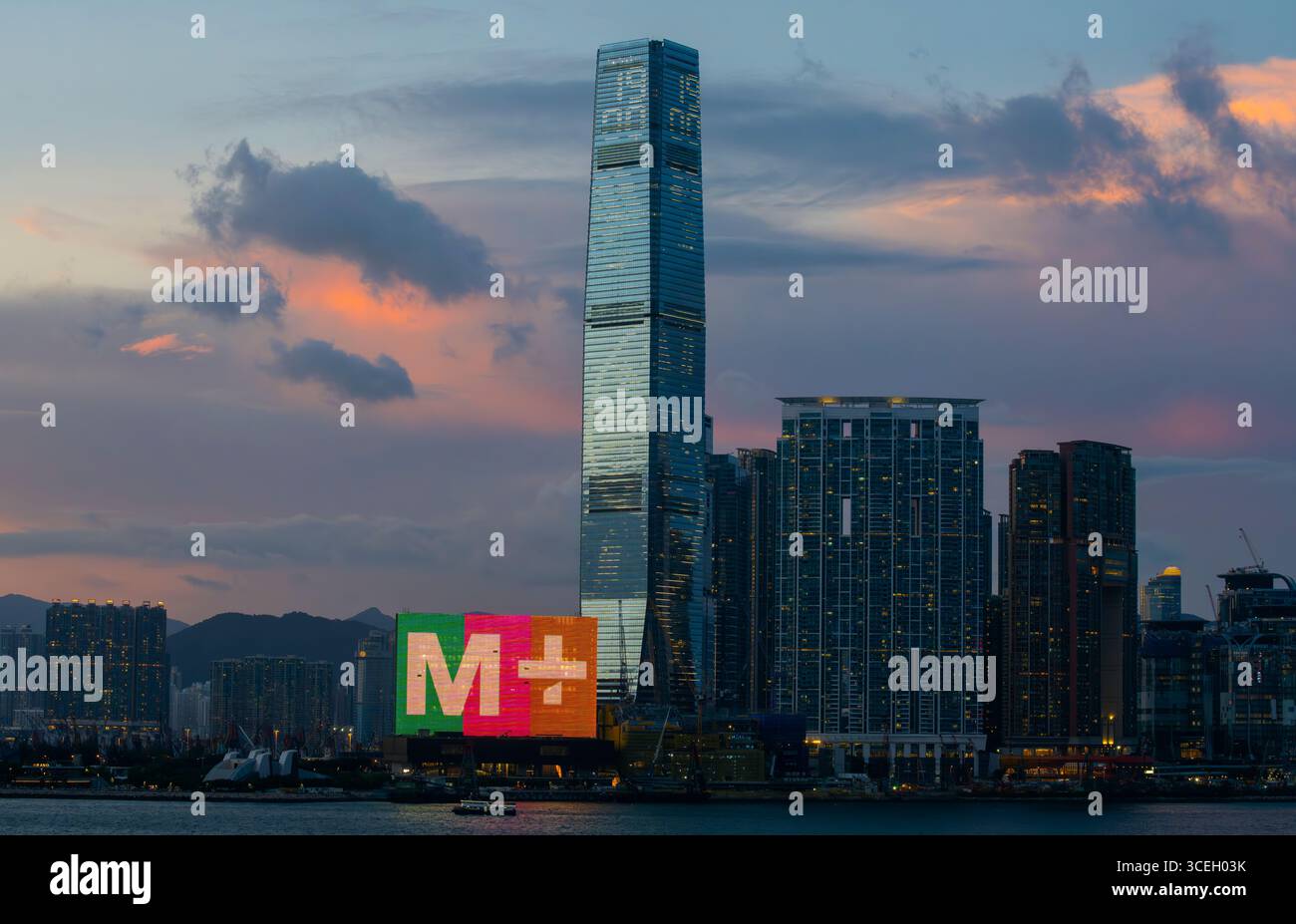 L'ICC International Commerce Centre e il nuovo museo M+ di cultura visiva di Hong Kong, Victoria Harbour, Hong Kong, Cina. Foto Stock