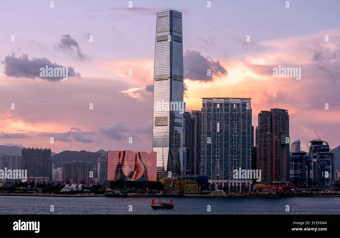 L'ICC International Commerce Centre e il nuovo museo M+ di cultura visiva di Hong Kong, Victoria Harbour, Hong Kong, Cina. Foto Stock