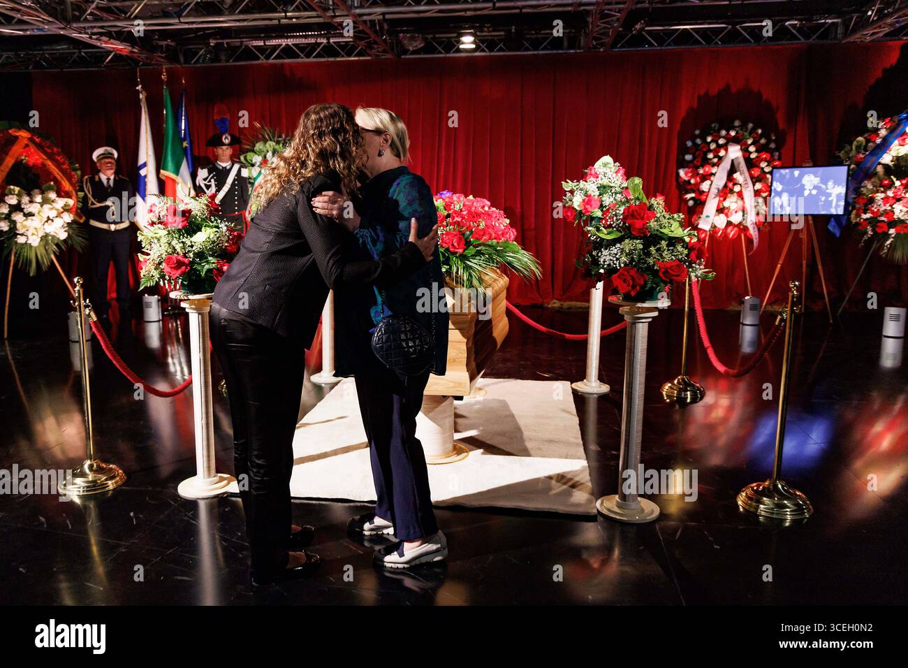 Roma, Italia. 18 agosto 2025. Tiziana Baudo e Katia Ricciarelli rendono omaggio a Pippo Baudo nella camera ardente allestita al Teatro delle vittorie, Roma, Lunedì 18 agosto 2025 (foto Roberto Monaldo/LaPresse) Tiziana Baudo e Katia Ricciarelli rendono omaggio a Pippo Baudo nella cappella di riposo allestita al Teatro delle vittorie, lunedì 18 agosto 2025 (foto di Roberto Monaldo/LaPresse) credito: LaPresse/Alamy Live News Foto Stock