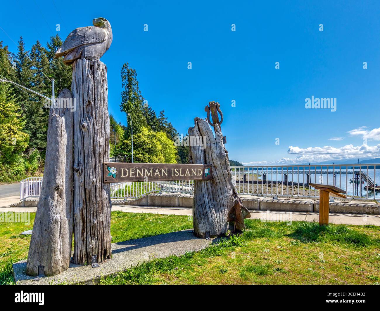 Cartello di benvenuto sulla partenza del traghetto per Denman Island, British Columbia, Canada. Foto Stock