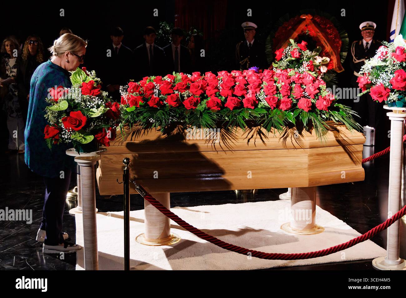 Roma, Italia. 18 agosto 2025. Katia Ricciarelli rende omaggio a Pippo Baudo nella camera ardente allestita al Teatro delle vittorie, Roma, Lunedì 18 agosto 2025 (foto Roberto Monaldo/LaPresse) Katia Ricciarelli rende omaggio a Pippo Baudo nella cappella di riposo allestita al Teatro delle vittorie, lunedì 18 agosto 2025 (foto di Roberto Monaldo/LaPresse) credito: LaPresse/Alamy Live News Foto Stock