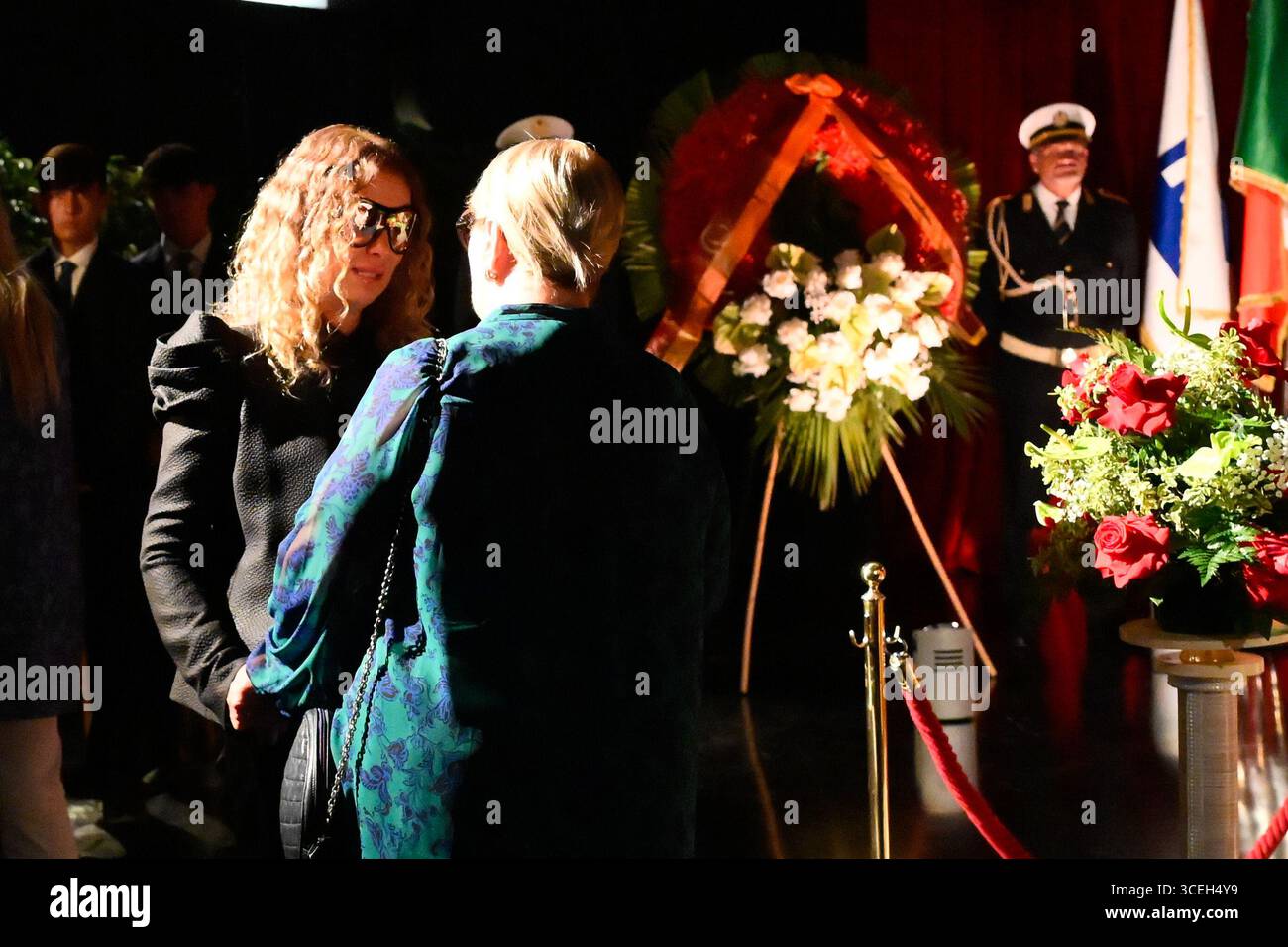 Roma, Italia. 18 agosto 2025. Roma, Pippo Baudo muore alla casa funeraria. Nella foto sono Katia Ricciarelli e Tiziana Baudo. Credito: Agenzia fotografica indipendente/Alamy Live News Foto Stock