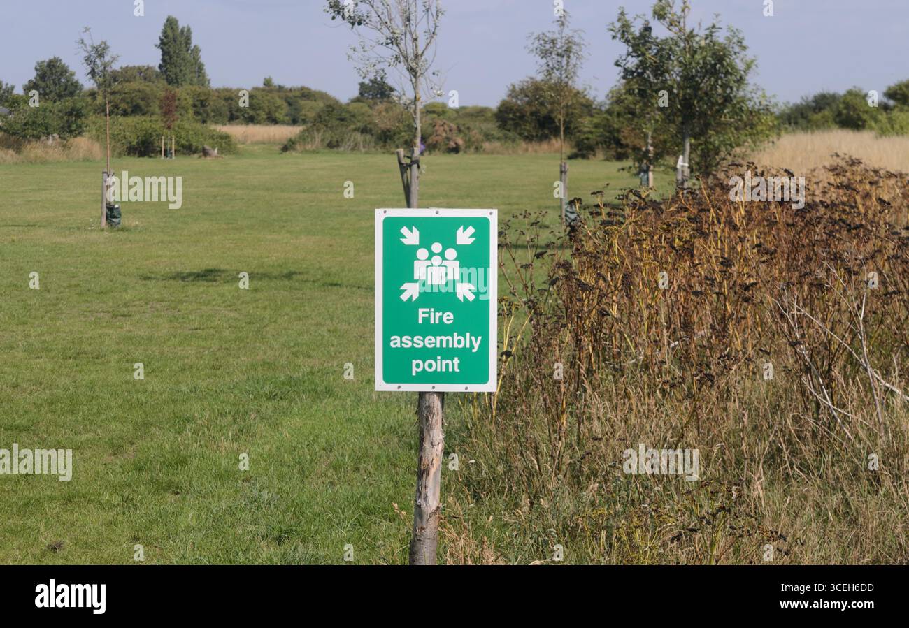 Un cartello per il punto di raccolta antincendio di emergenza Regno Unito Foto Stock