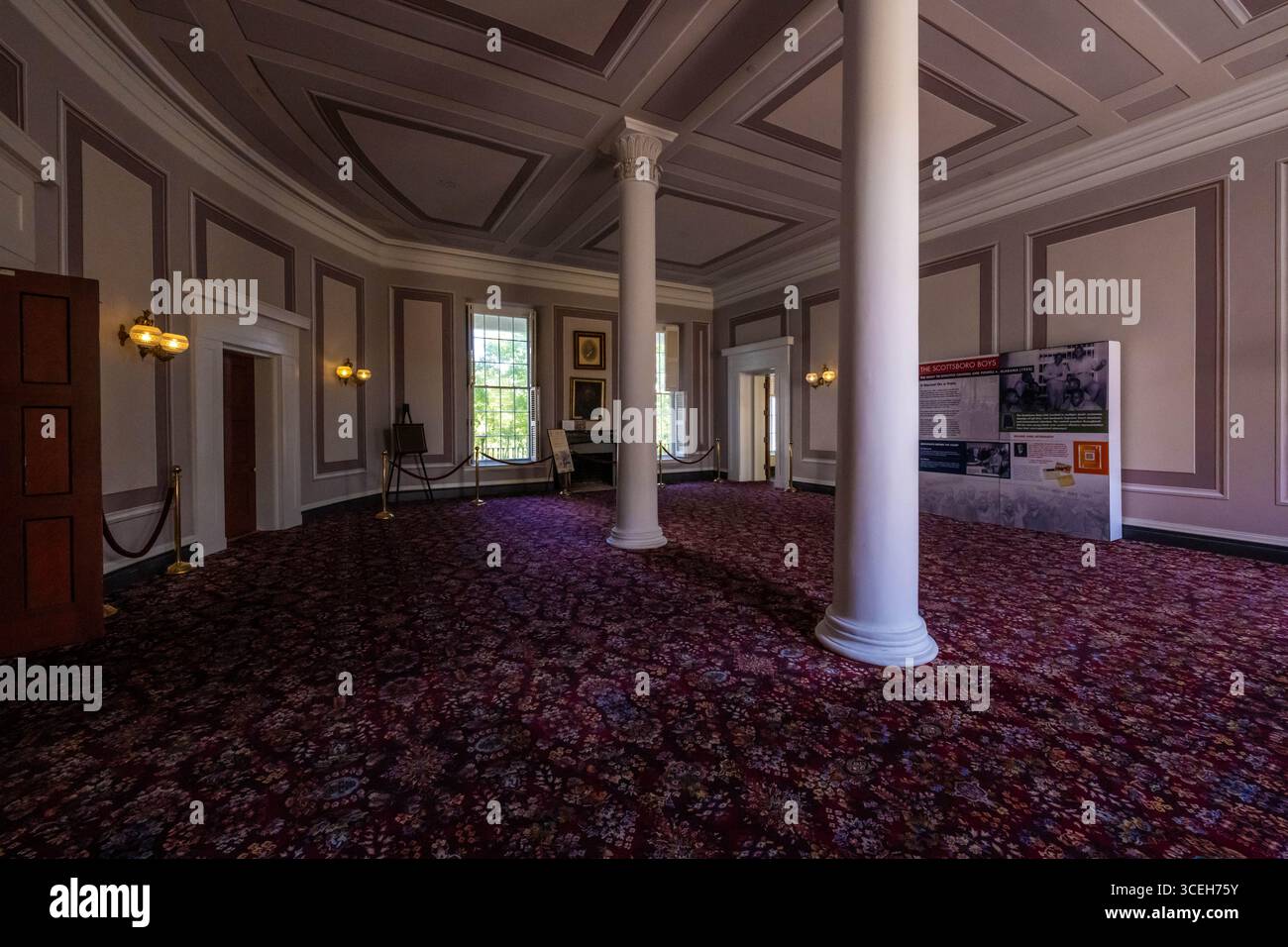 Montgomery, ALABAMA, USA - 9 ottobre 2024: I grandi corridoi dell'edificio interno dell'Alabama State House Foto Stock
