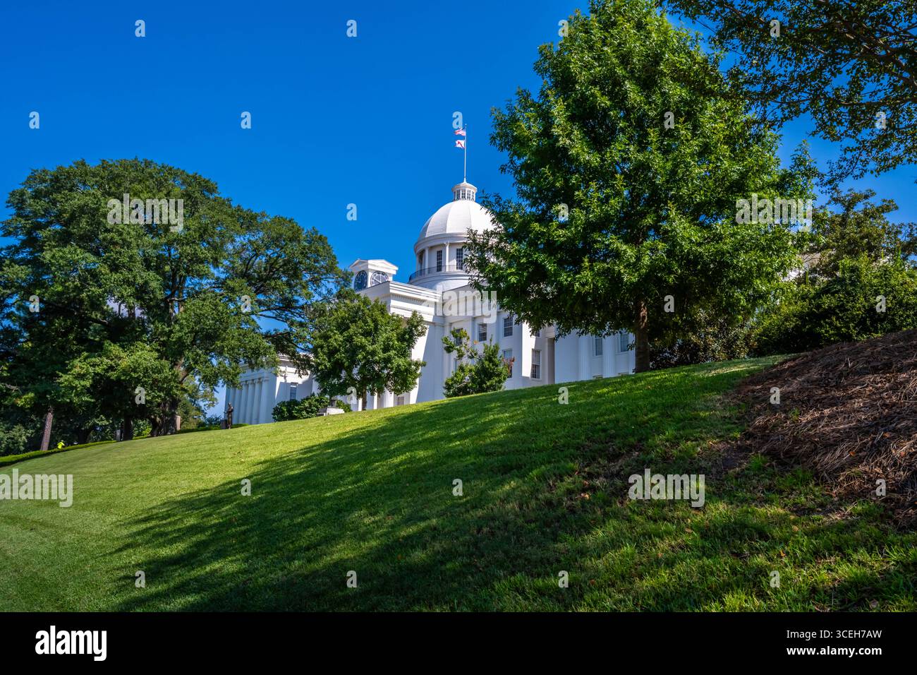 Montgomery, ALABAMA, USA - 9 ottobre 2024: L'enorme riserva esterna dell'Alabama State House Foto Stock