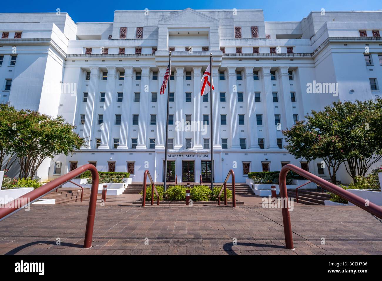 Montgomery, ALABAMA, USA - 9 ottobre 2024: L'enorme riserva esterna dell'Alabama State House Foto Stock