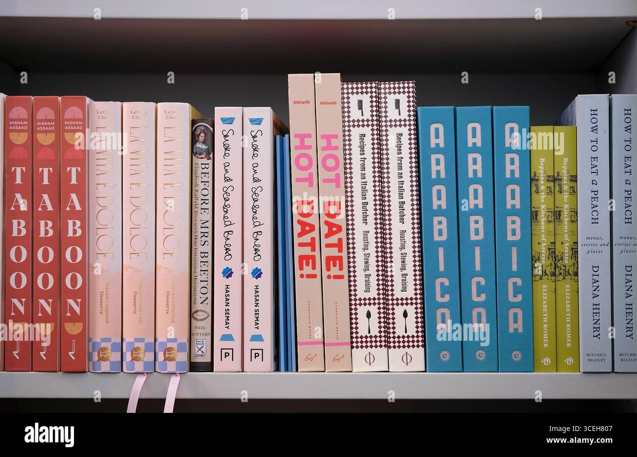libri di cucina araba e italiana sugli scaffali della libreria, norfolk, inghilterra Foto Stock