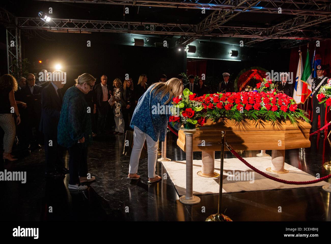 Roma, Italia. 18 agosto 2025. Katia Ricciarelli e Mara Venier rendono omaggio a Pippo Baudo nella camera ardente Pippo Baudo allestita al Teatro delle vittorie, Roma, Lunedì 18 agosto 2025 (foto Valentina Stefanelli/LaPresse) Katia Ricciarelli e Mara Venier rendono omaggio a Pippo Baudo nella cappella di riposo allestita al Teatro delle vittorie, 18 agosto 2025 (foto Valentina Stefanelli/LaPresse) credito: LaPresse Live Foto Stock