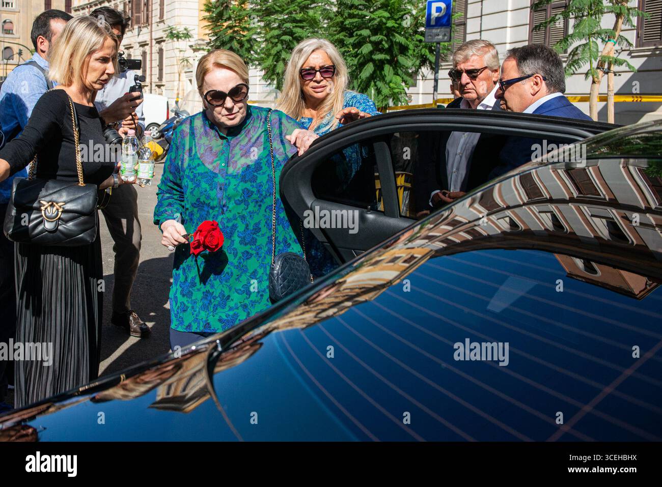 Roma, Italia. 18 agosto 2025. Katia Ricciarelli rende omaggio a Pippo Baudo nella camera ardente Pippo Baudo allestita al Teatro delle vittorie, Roma, Lunedì 18 agosto 2025 (foto Valentina Stefanelli/LaPresse) Katia Ricciarelli rende omaggio a Pippo Baudo nella cappella di riposo allestita al Teatro delle vittorie, 18 agosto 2025 (foto Valentina Stefanelli/LaPresse) credito: LaPresse/Alamy Live News Foto Stock