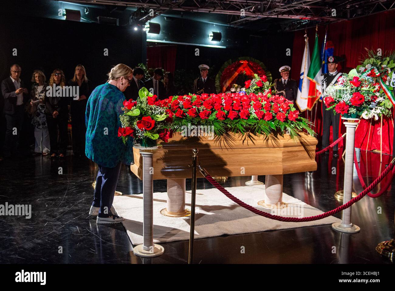 Roma, Italia. 18 agosto 2025. Katia Ricciarelli rende omaggio a Pippo Baudo nella camera ardente Pippo Baudo allestita al Teatro delle vittorie, Roma, Lunedì 18 agosto 2025 (foto Valentina Stefanelli/LaPresse) Katia Ricciarelli rende omaggio a Pippo Baudo nella cappella di riposo allestita al Teatro delle vittorie, 18 agosto 2025 (foto Valentina Stefanelli/LaPresse) credito: LaPresse/Alamy Live News Foto Stock