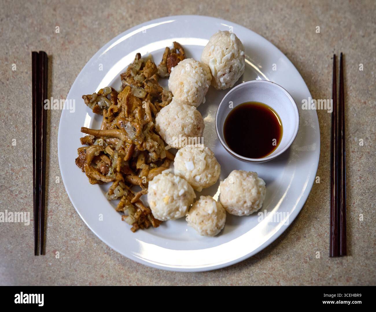 Disposizione dei gnocchi con salsa di soia presentati in piccole ciotole Foto Stock
