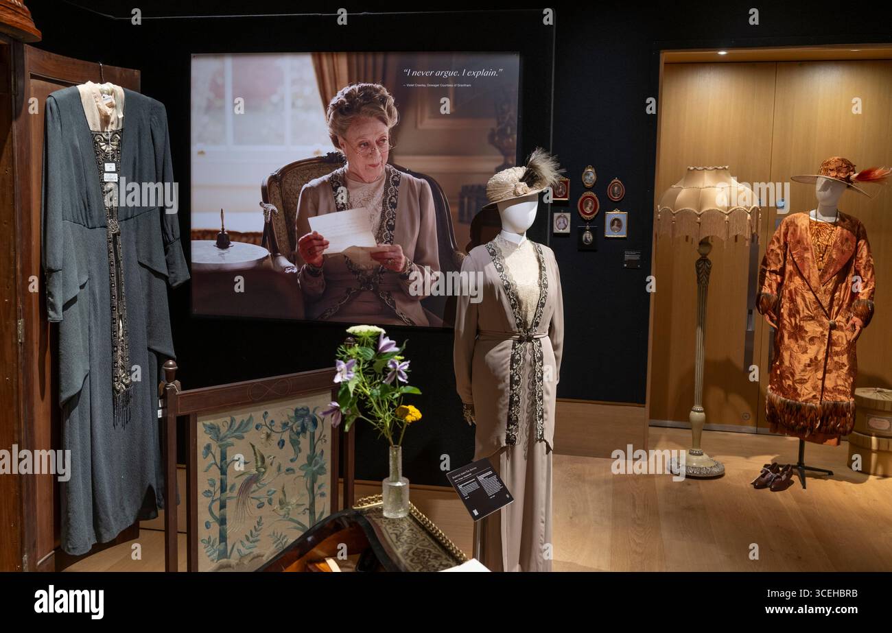 Bonhams, Londra, Regno Unito. 18 agosto 2025. Anteprima di vendita ed esposizione di Downton Abbey: The Auction at Bonhams. Dopo sei stagioni dal 2010 al 2015, con un terzo e ultimo film in arrivo sullo schermo a settembre, la serie Downton Abbey è pronta per un addio finale. I Bonham organizzano una mostra d'addio e un'asta di oggetti di scena, costumi e set di pezzi di tutta la serie, in diretta online dal 18 agosto al 16 settembre Immagine: Dame Maggie Smith (nel ruolo di Violet Crawley, contessa vedova di Grantham), costumi. Malcolm Park/Alamy Live News Foto Stock