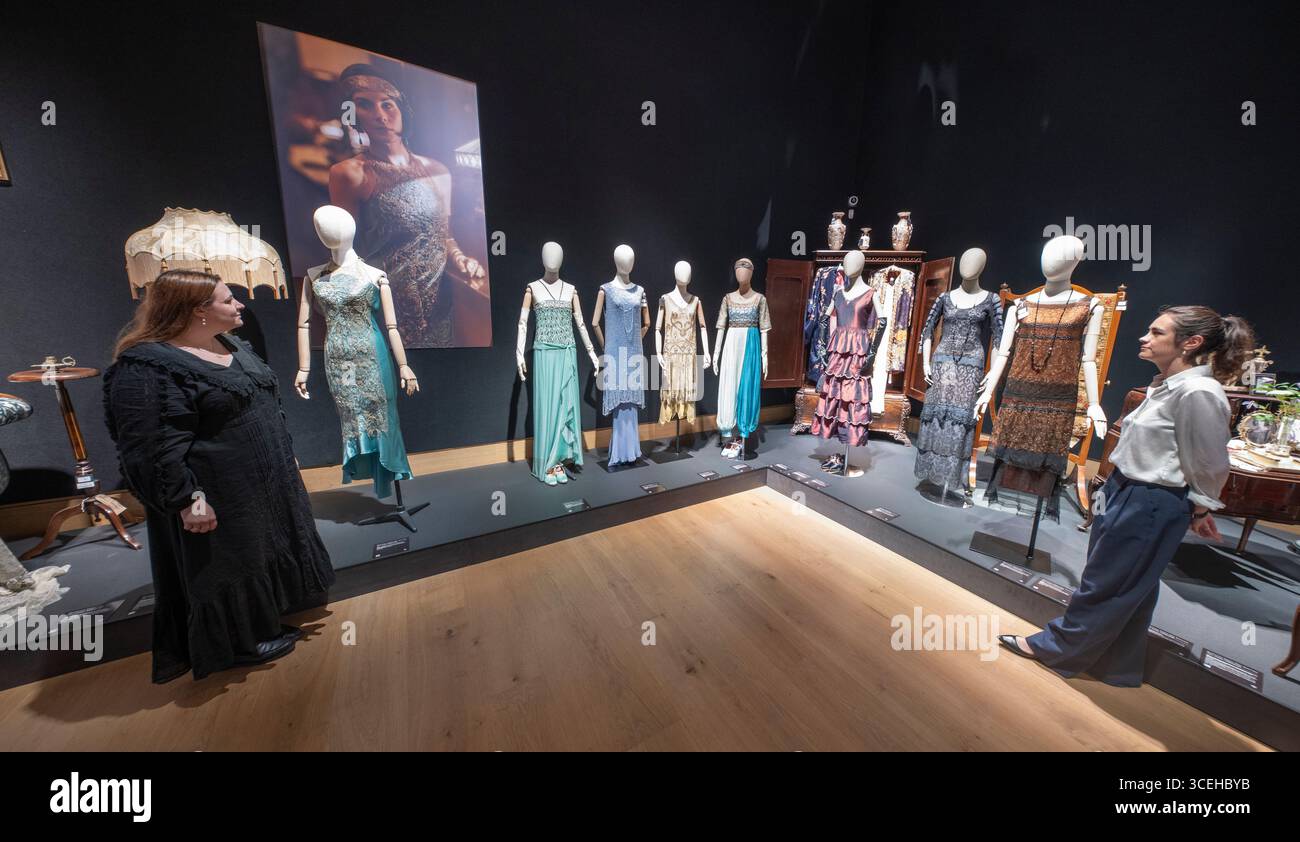 Bonhams, Londra, Regno Unito. 18 agosto 2025. Anteprima di vendita ed esposizione di Downton Abbey: The Auction at Bonhams. Dopo sei stagioni dal 2010 al 2015, con un terzo e ultimo film in arrivo sullo schermo a settembre, la serie Downton Abbey è pronta per un addio finale. Prima della chiusura delle porte di Downton, i Bonham organizzano una mostra di addio e un'asta di oggetti di scena, costumi e set di pezzi di tutta la serie, in onda online dal 18 agosto al 16 settembre Crediti: Malcolm Park/Alamy Live News Foto Stock