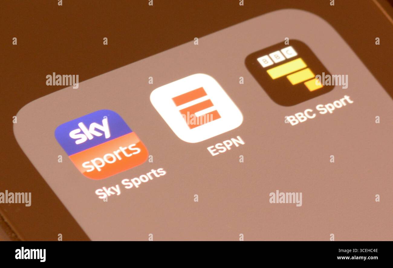 App di notizie sportive sullo schermo di uno smartphone Foto Stock App di notizie sportive sullo schermo di uno smartphone Foto Stock