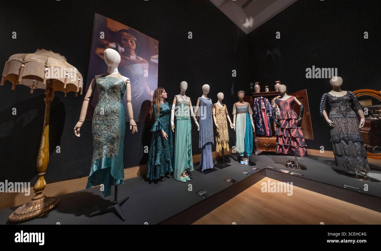 Bonhams, Londra, Regno Unito. 18 agosto 2025. Anteprima di vendita ed esposizione di Downton Abbey: The Auction at Bonhams. Dopo sei stagioni dal 2010 al 2015, con un terzo e ultimo film in arrivo sullo schermo a settembre, la serie Downton Abbey è pronta per un addio finale. Prima della chiusura delle porte di Downton, i Bonham organizzano una mostra di addio e un'asta di oggetti di scena, costumi e set di pezzi di tutta la serie, in onda online dal 18 agosto al 16 settembre Crediti: Malcolm Park/Alamy Live News Foto Stock