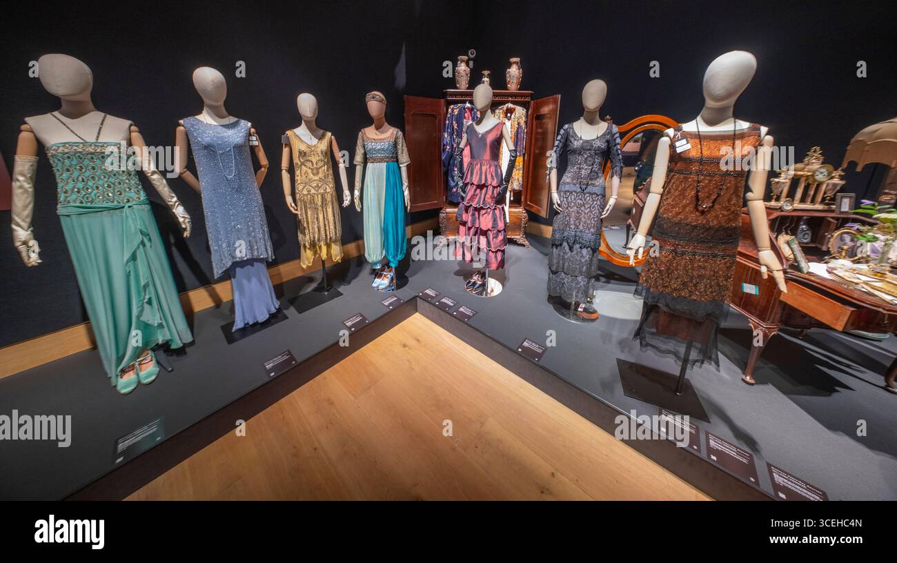 Bonhams, Londra, Regno Unito. 18 agosto 2025. Anteprima di vendita ed esposizione di Downton Abbey: The Auction at Bonhams. Dopo sei stagioni dal 2010 al 2015, con un terzo e ultimo film in arrivo sullo schermo a settembre, la serie Downton Abbey è pronta per un addio finale. Prima della chiusura delle porte di Downton, i Bonham organizzano una mostra di addio e un'asta di oggetti di scena, costumi e set di pezzi di tutta la serie, in onda online dal 18 agosto al 16 settembre Crediti: Malcolm Park/Alamy Live News Foto Stock