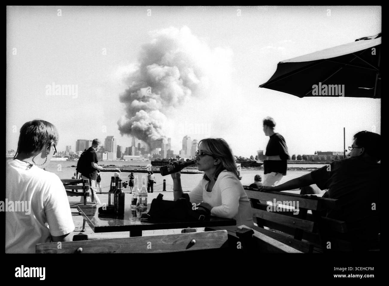 Hoboken, New Jersey - settembre 2001: Vista dello skyline del centro di Manhattan dopo l'attacco al World Trade Center. Nel pomeriggio, la gente era venuta Foto Stock