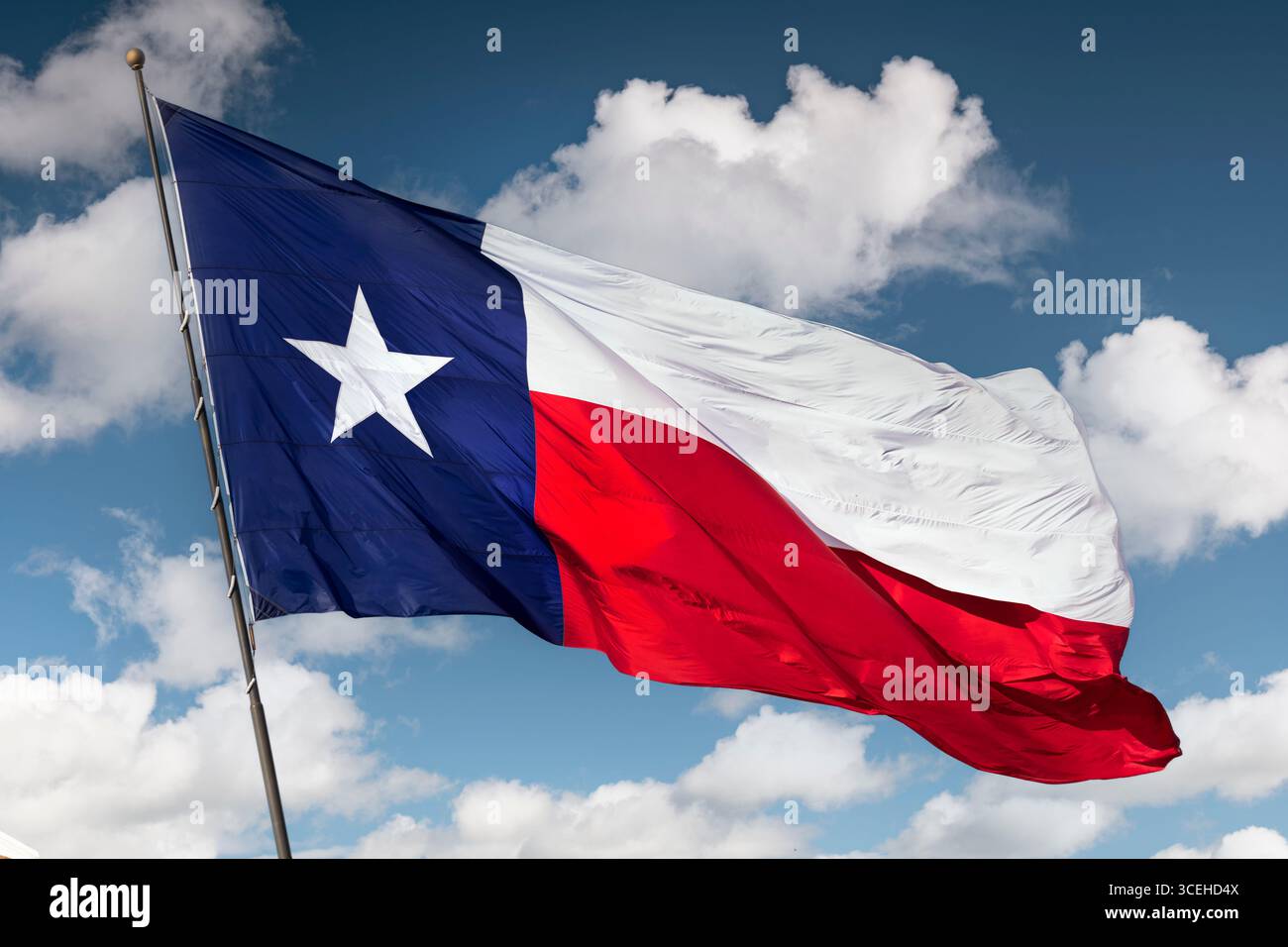 La bandiera dello stato del Texas USA ondeggia nel vento mostrando il simbolo della stella solitaria nei colori patriottici rosso bianco e blu Foto Stock