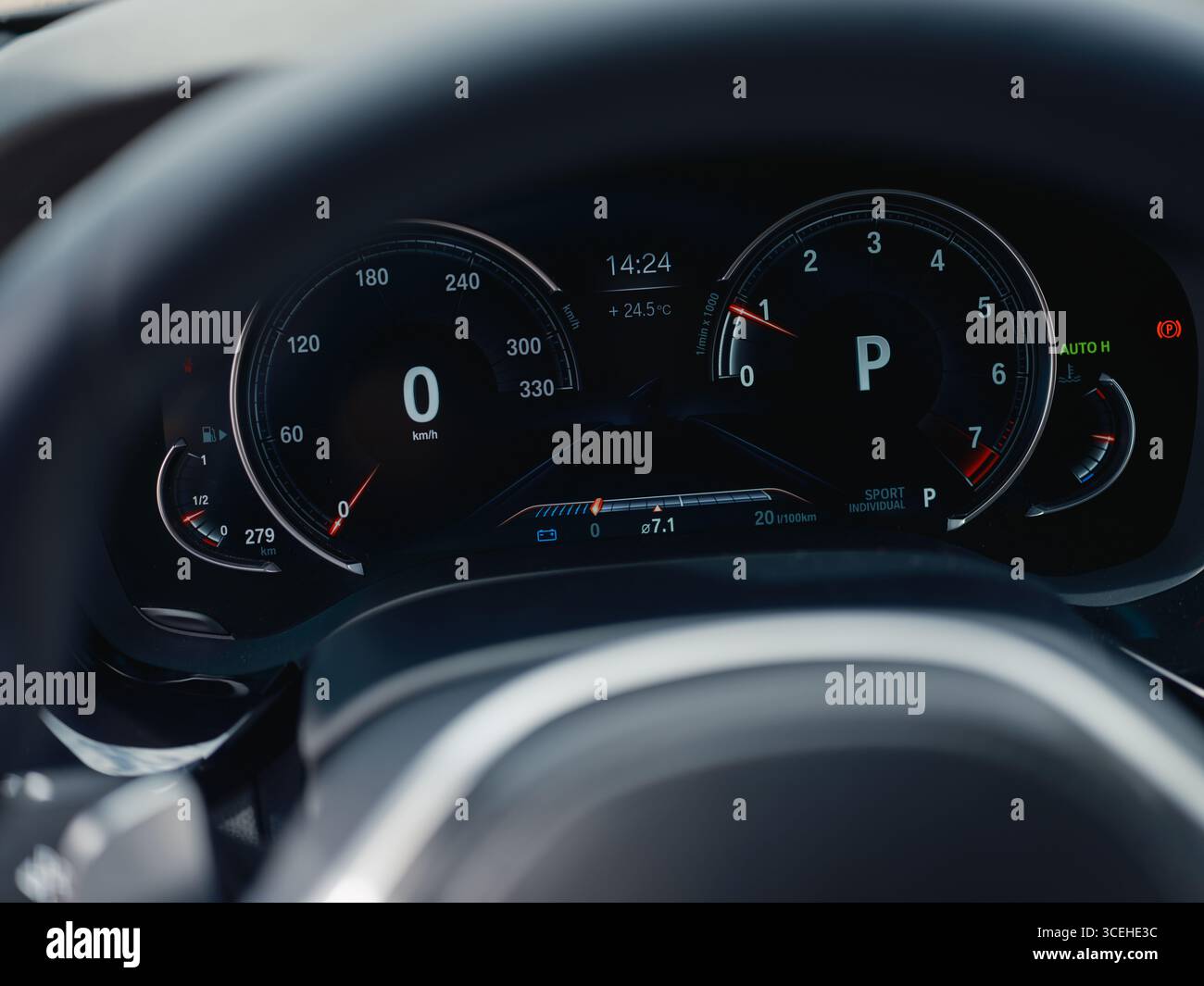 Primo piano del cruscotto digitale di un'auto moderna. La foto evidenzia il tachimetro, l'indicatore giri/min e vari indicatori su un'elegante e high-tech staggia Foto Stock