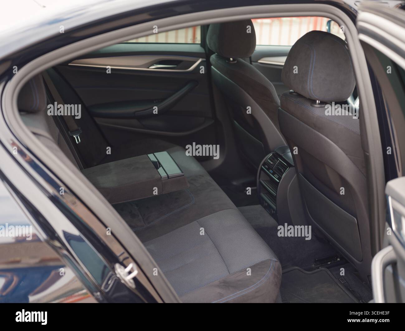 Vista interna dei sedili posteriori di un'auto moderna da una prospettiva aperta. L'immagine evidenzia una spaziosa area passeggeri, una comoda tappezzeria con su Foto Stock