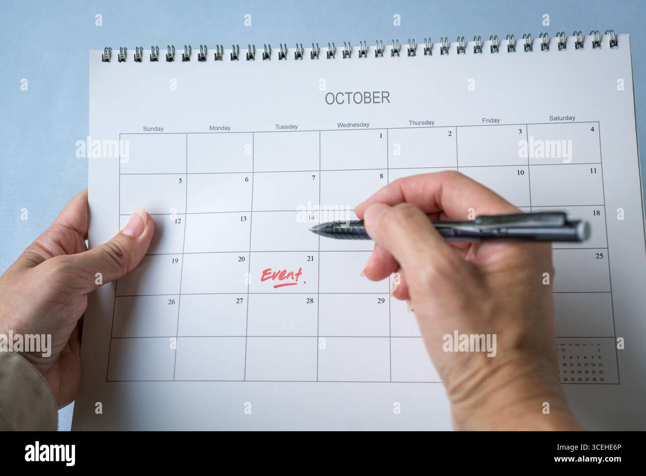 Donna che controlla un evento elencato nel calendario. Concetto di pianificazione degli eventi. Vista ravvicinata. Foto Stock