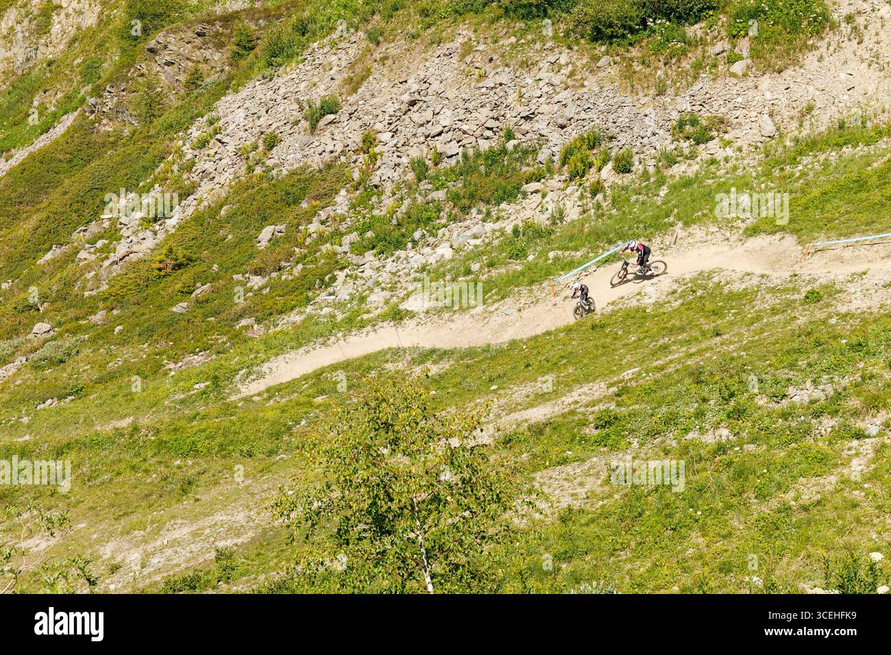 Padre e figlio che praticano Downhill Mountain Bike a Verbier, Svizzera Foto Stock