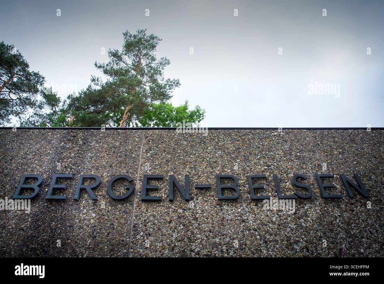 Segnaletica sulla parete all'ingresso e al centro documentazione di Bergen Belsen, Germania. Foto Stock