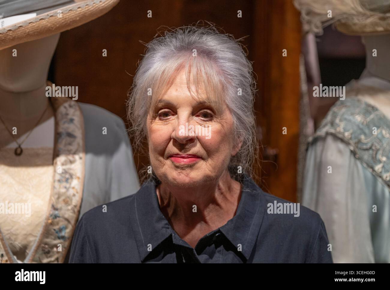 Bonhams, Londra, Regno Unito. 18 agosto 2025. Anteprima di vendita ed esposizione di Downton Abbey: The Auction at Bonhams. Dopo sei stagioni dal 2010 al 2015, con un terzo e ultimo film in arrivo sullo schermo a settembre, la serie Downton Abbey è pronta per un addio finale. Prima della chiusura delle porte di Downton, i Bonham organizzano una mostra di addio e un'asta di oggetti di scena, costumi e set di pezzi di tutta la serie, in onda online dal 18 agosto al 16 settembre Immagine: Attrice Penelope Wilton (Isobel Crawley, 52 episodi) al photocall Bonhams. Crediti: Malcolm Park/Alamy Live News Foto Stock