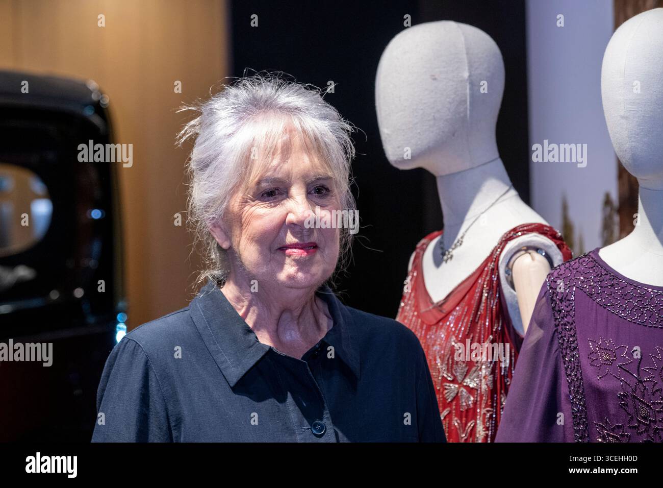 Londra, Regno Unito. 18 agosto 2025. L'attrice Penelope Wilton a una chiamata fotografica per l'asta di costumi e oggetti di scena della serie TV Downton Abbey. La vendita sarà disponibile online dal 18 agosto al 16 settembre bonhams.com, insieme a una mostra presso le gallerie Bonhams New Bond Street. Il produttore Carnival Films contribuirà con il ricavato degli articoli a cui ha donato Together per brevi vite, la principale organizzazione di beneficenza del Regno Unito per i bambini con condizioni di vita limitanti e le loro famiglie. Crediti: Stephen Chung / Alamy Live News Foto Stock
