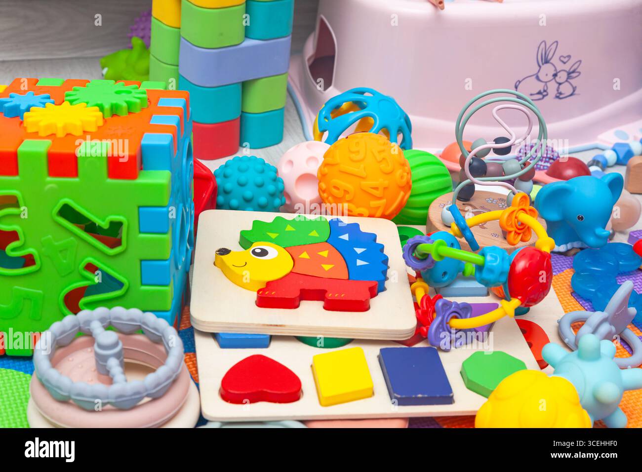 Giocattoli educativi per bambini su un tappetino da gioco. Foto Stock