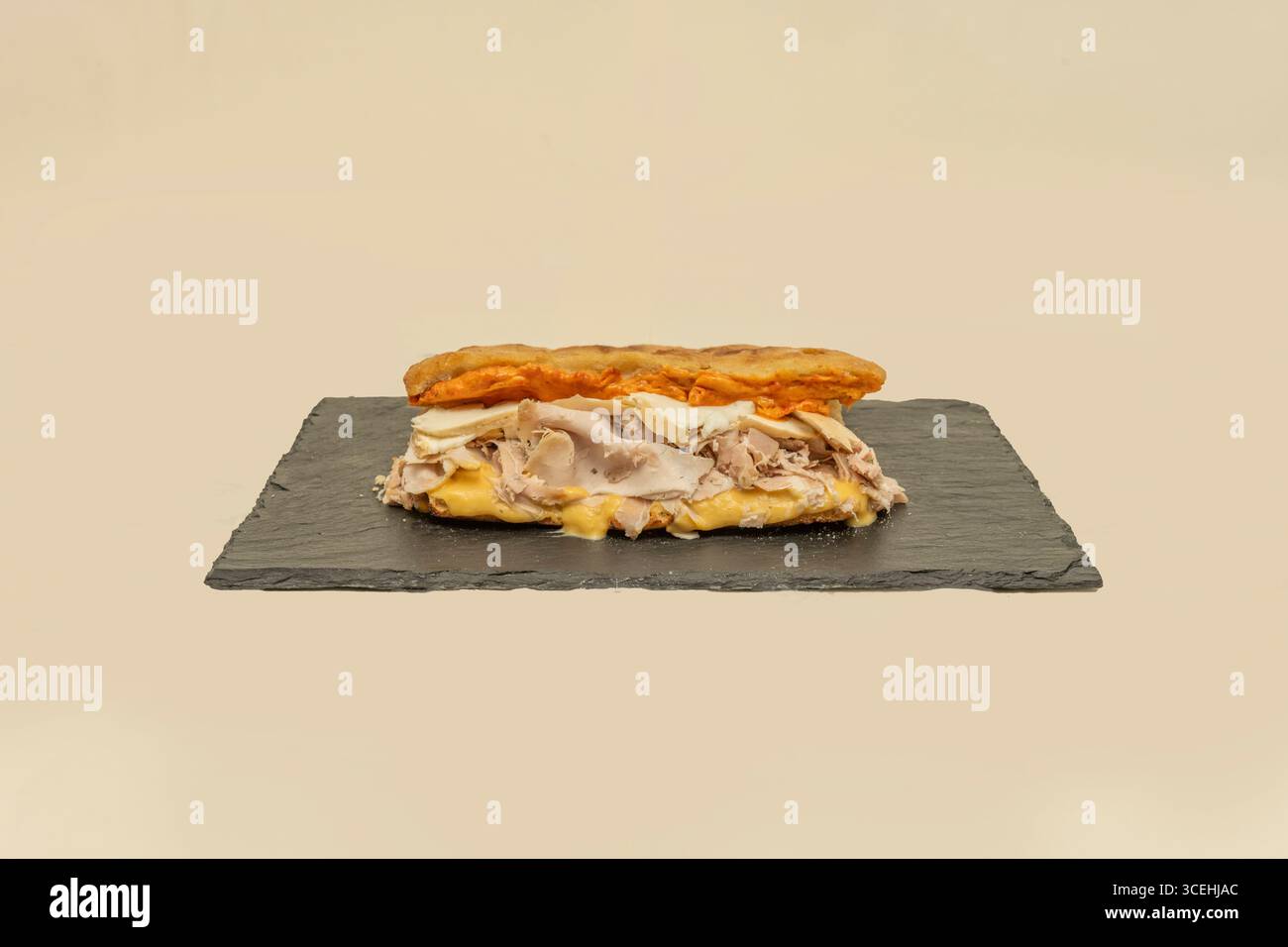Panino con omelette francesi e peperoni verdi arrostiti, servito su una tradizionale baguette spagnola con un filo d'olio d'oliva" Foto Stock