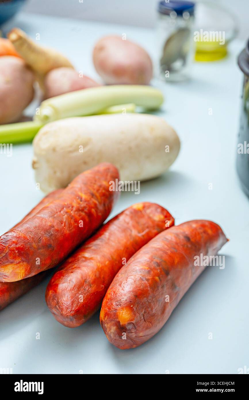 Abbondante lenticchie con chorizo Cantimpalo e pancetta, dove i sapori si sono mescolati durante la cottura lenta Foto Stock