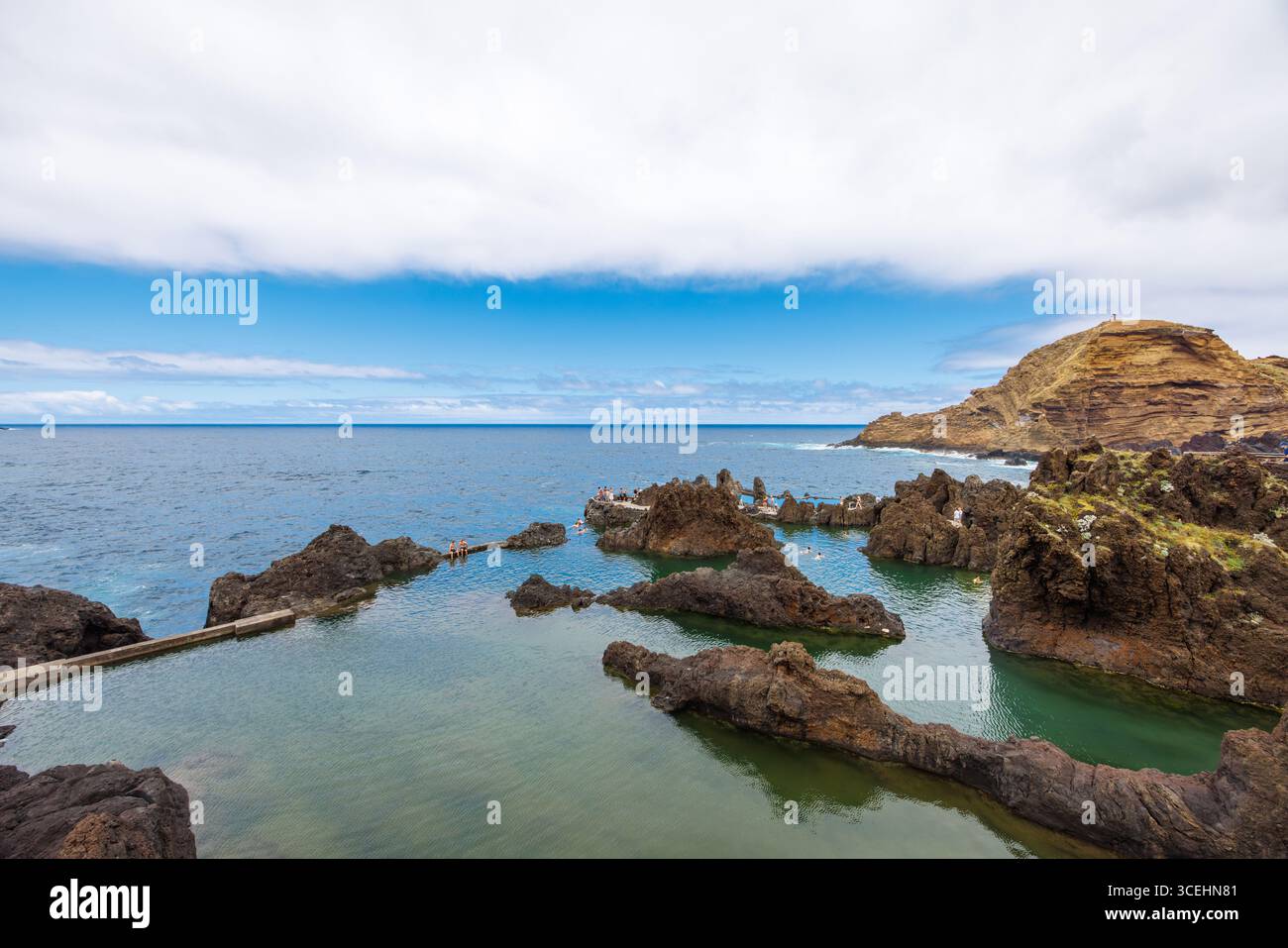 Porto Moniz, Madeira - 7 luglio 2025; piscine di lava naturale con persone che nuotano in esse. Magnifiche vedute delle scogliere e dell'Oceano Atlantico. Alta qualità Foto Stock