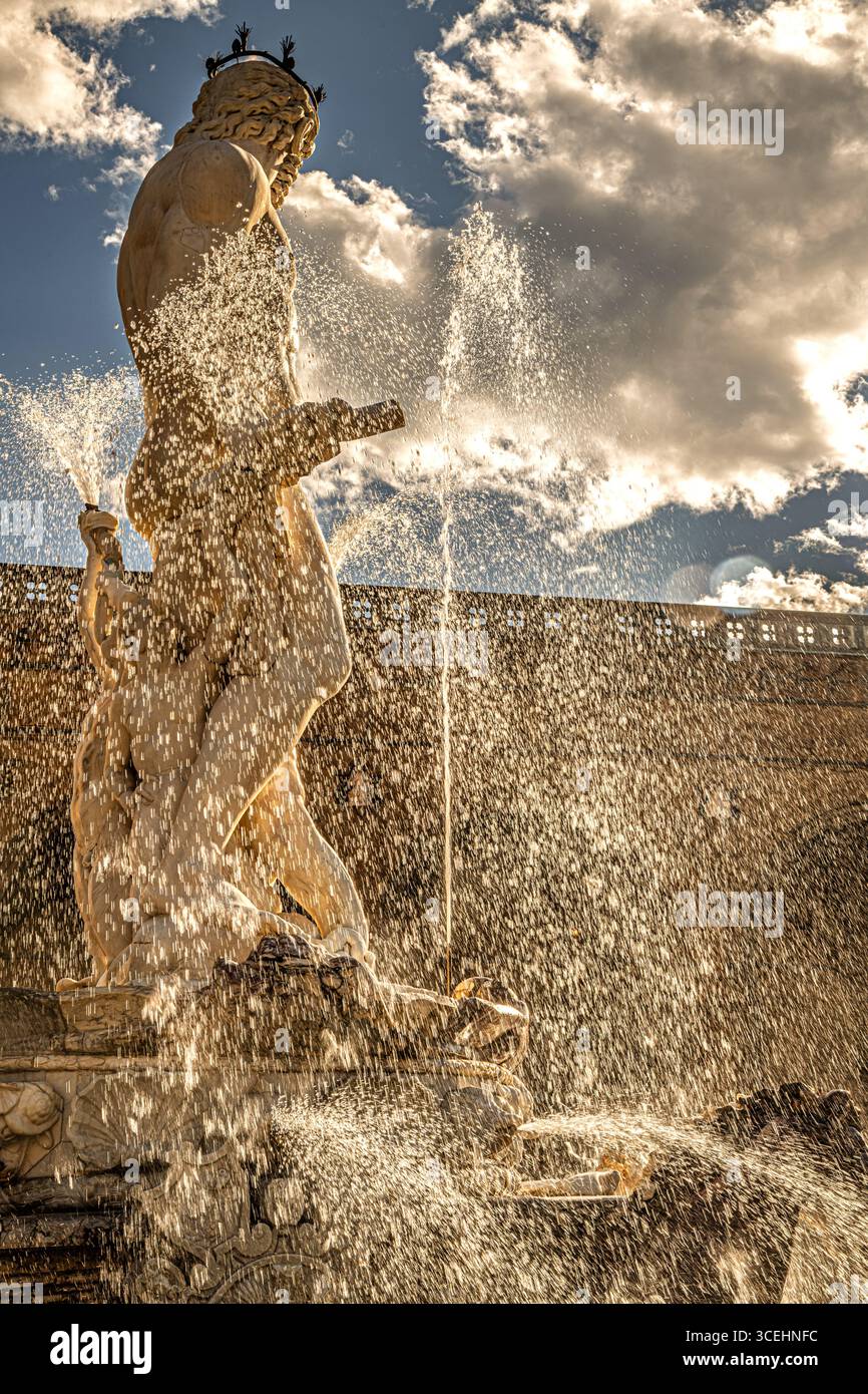 Fontana del Nettuno a Firenze, in Italia, si trova in Piazza della Signoria, di fronte a Palazzo Vecchio. Foto Stock