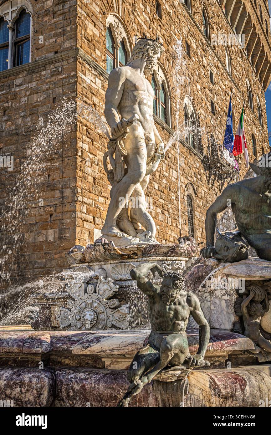 Fontana del Nettuno a Firenze, in Italia, si trova in Piazza della Signoria, di fronte a Palazzo Vecchio. Foto Stock