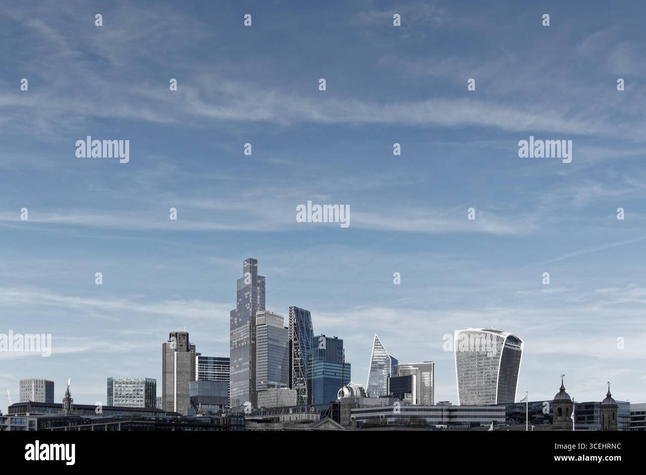 Skyline della città di Londra, tra cui il 'Cheesegrater' e il 'Walkie-Talkie', da Southwark, contro un cielo blu nebbioso. Foto Stock