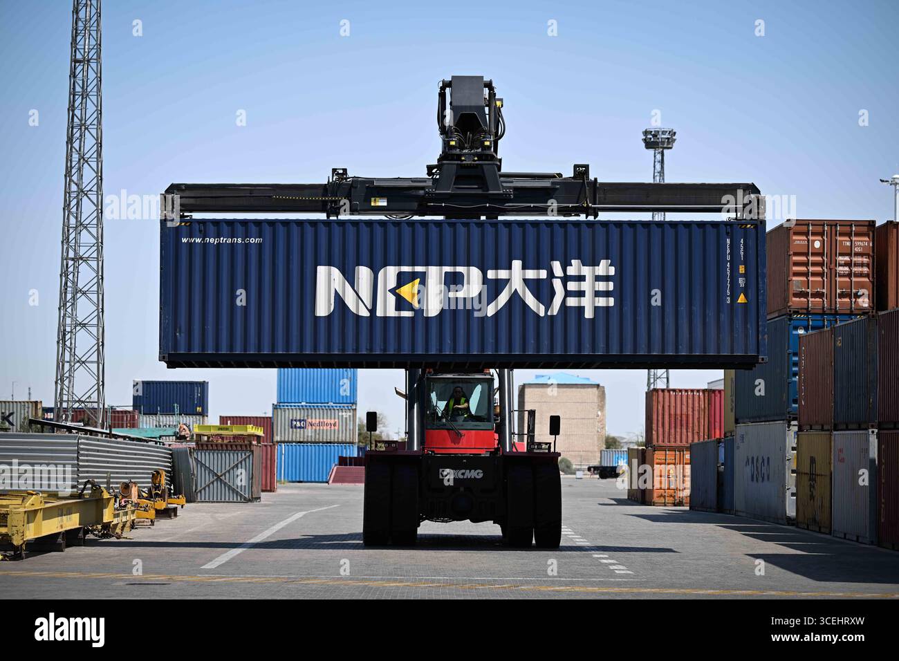 Almaty. 6 agosto 2025. Una gru opera nel porto di Aktau in Kazakistan, il 6 agosto 2025. Il prodotto interno lordo (PIL) del Kazakistan è cresciuto del 6,3% su base annua nel periodo gennaio-luglio 2025, ha detto martedì il Ministero dell'economia nazionale. Crediti: Li Renzi/Xinhua/Alamy Live News Foto Stock