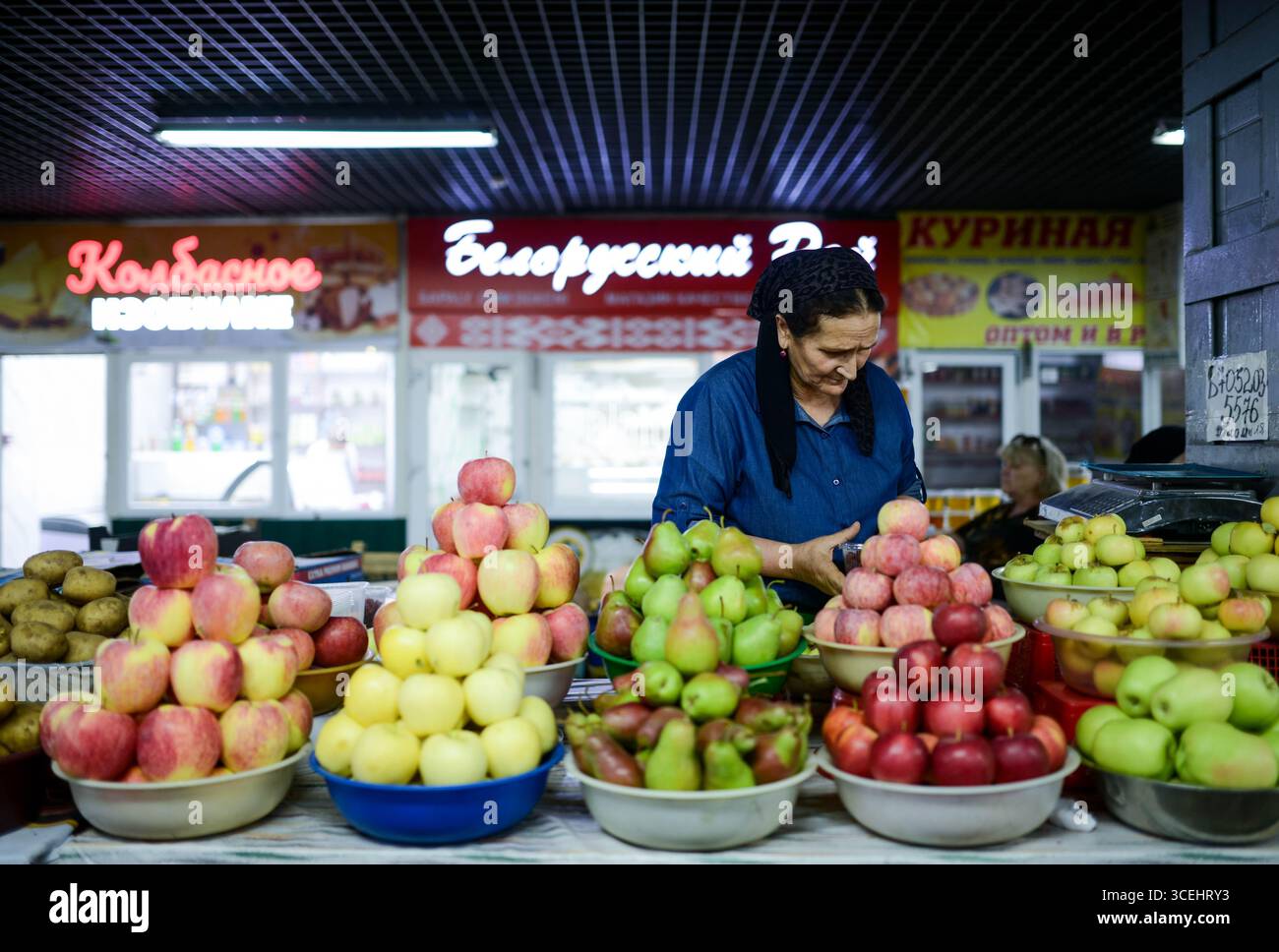 Almaty, Kazakistan. 17 agosto 2025. Un venditore di frutta organizza la sua bancarella in un mercato nel centro di Almaty, Kazakistan, il 17 agosto 2025. Il prodotto interno lordo (PIL) del Kazakistan è cresciuto del 6,3% su base annua nel periodo gennaio-luglio 2025, ha detto martedì il Ministero dell'economia nazionale. Crediti: Li Renzi/Xinhua/Alamy Live News Foto Stock