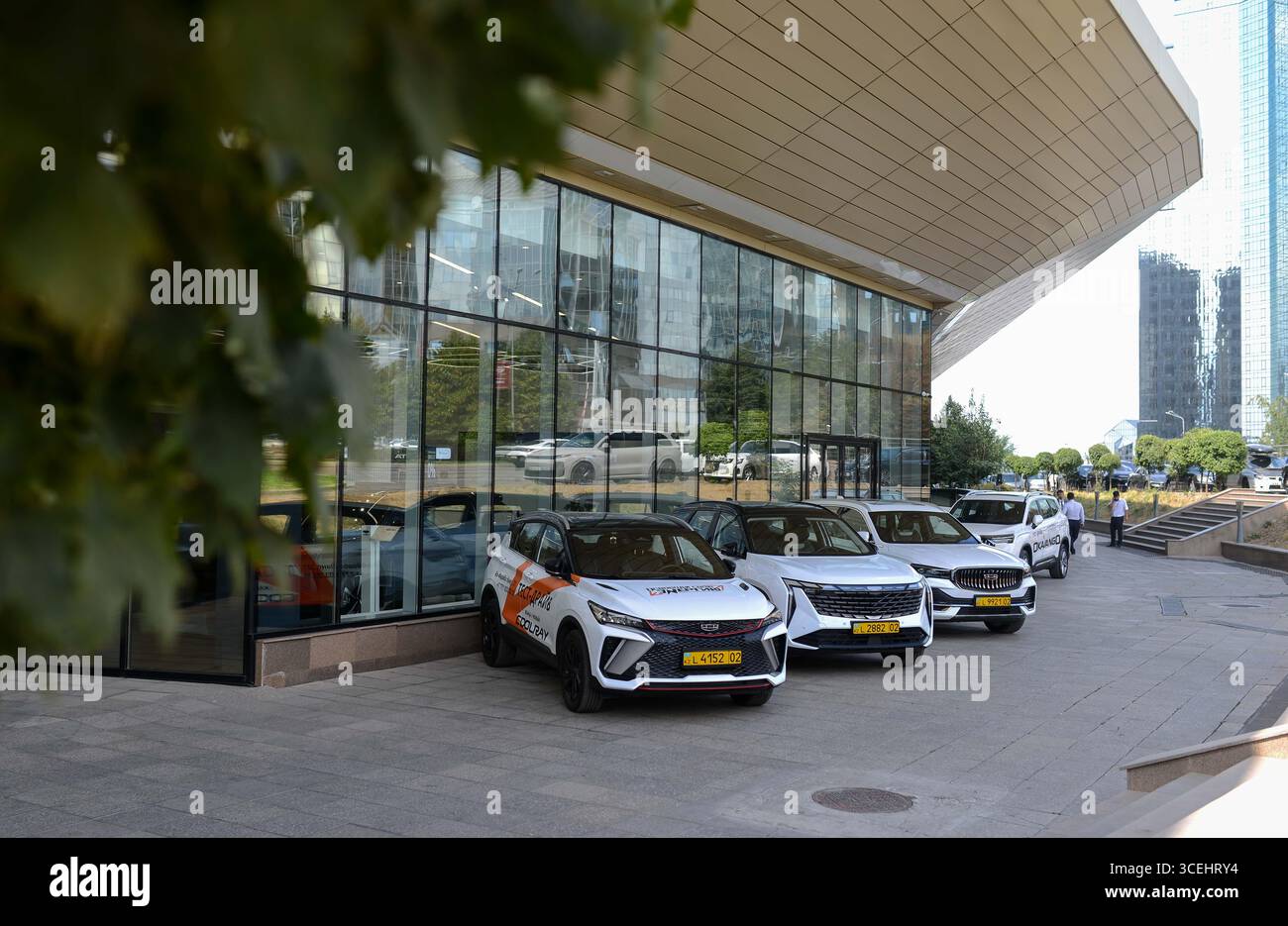 Almaty. 18 agosto 2025. Questa foto scattata il 18 agosto 2025 mostra un negozio di concessionaria di auto nel centro di Almaty, Kazakistan. Il prodotto interno lordo (PIL) del Kazakistan è cresciuto del 6,3% su base annua nel periodo gennaio-luglio 2025, ha detto martedì il Ministero dell'economia nazionale. Crediti: Li Renzi/Xinhua/Alamy Live News Foto Stock