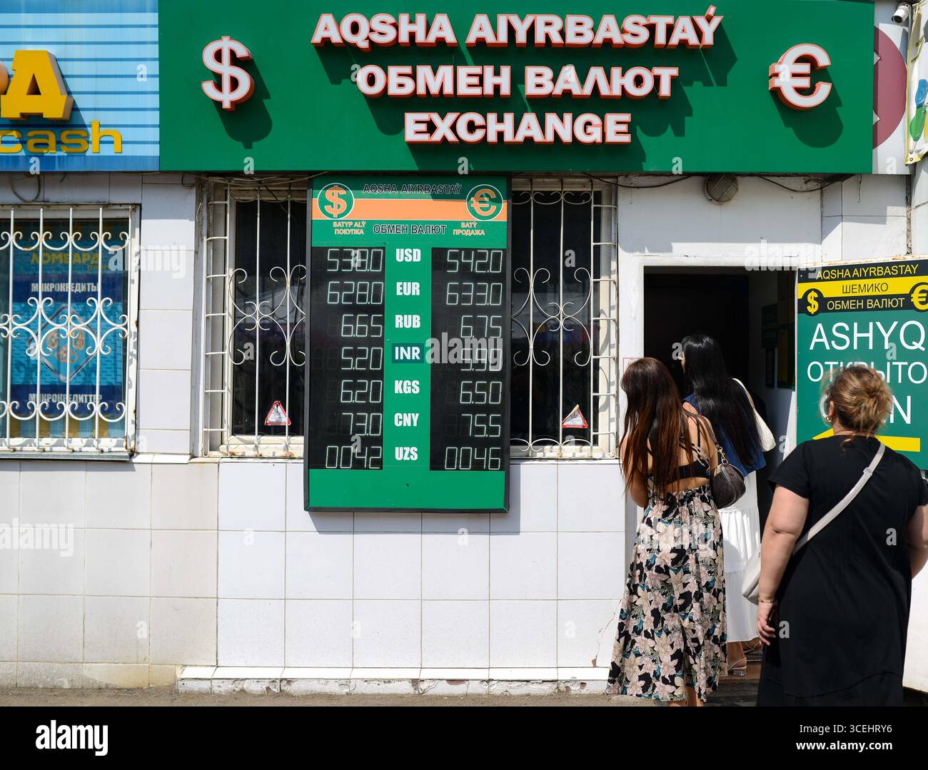 Almaty, Kazakistan. 17 agosto 2025. Il 17 agosto 2025 le persone si allineano presso uno stand di cambio valuta nel centro di Almaty, Kazakistan. Il prodotto interno lordo (PIL) del Kazakistan è cresciuto del 6,3% su base annua nel periodo gennaio-luglio 2025, ha detto martedì il Ministero dell'economia nazionale. Crediti: Li Renzi/Xinhua/Alamy Live News Foto Stock