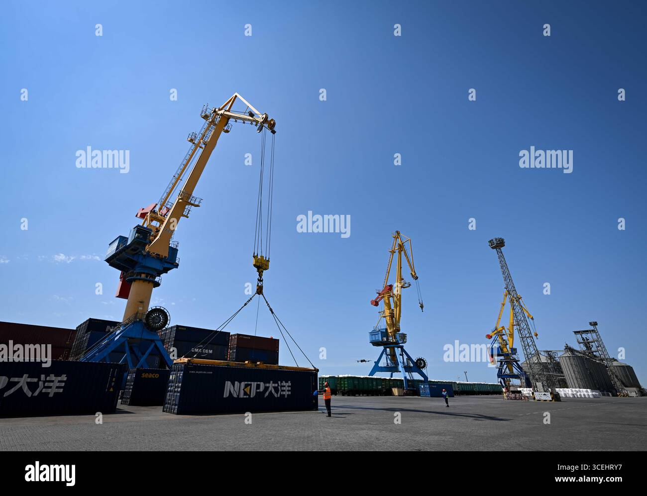 Almaty. 6 agosto 2025. Una gru solleva i container al porto di Aktau in Kazakistan, il 6 agosto 2025. Il prodotto interno lordo (PIL) del Kazakistan è cresciuto del 6,3% su base annua nel periodo gennaio-luglio 2025, ha detto martedì il Ministero dell'economia nazionale. Crediti: Li Renzi/Xinhua/Alamy Live News Foto Stock