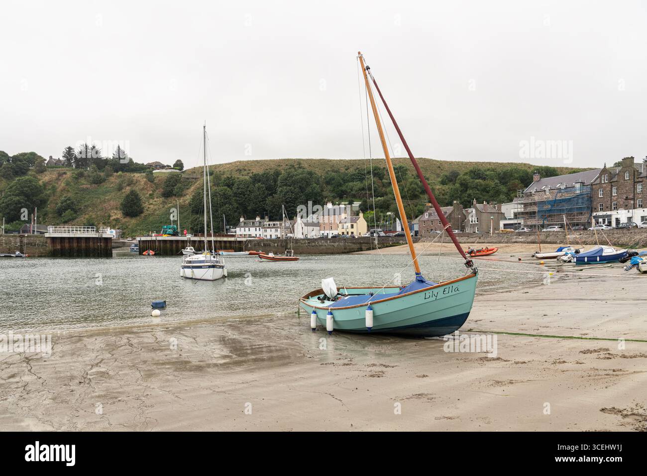 Barca a vela Lily Ella sulla costa sabbiosa di Stonehaven - Cowie Harbour, Aberdeenshire, Scozia Foto Stock