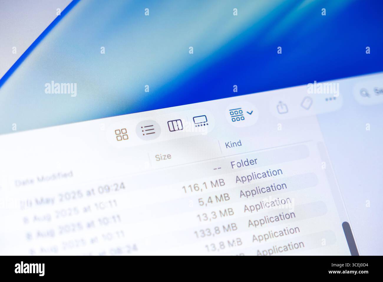 Poznan, Polonia - 15 agosto 2025: Il sistema operativo macOS 26 presenta un'interfaccia di gestione dei file dettagliata con cartelle, elenchi di applicazioni e Liqui Foto Stock