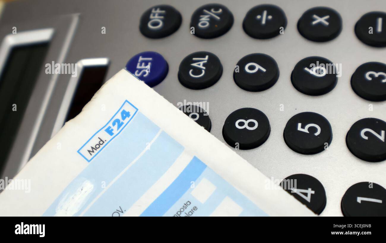 Modulo F24 documento per il pagamento di tasse e contributi in Italia Foto Stock