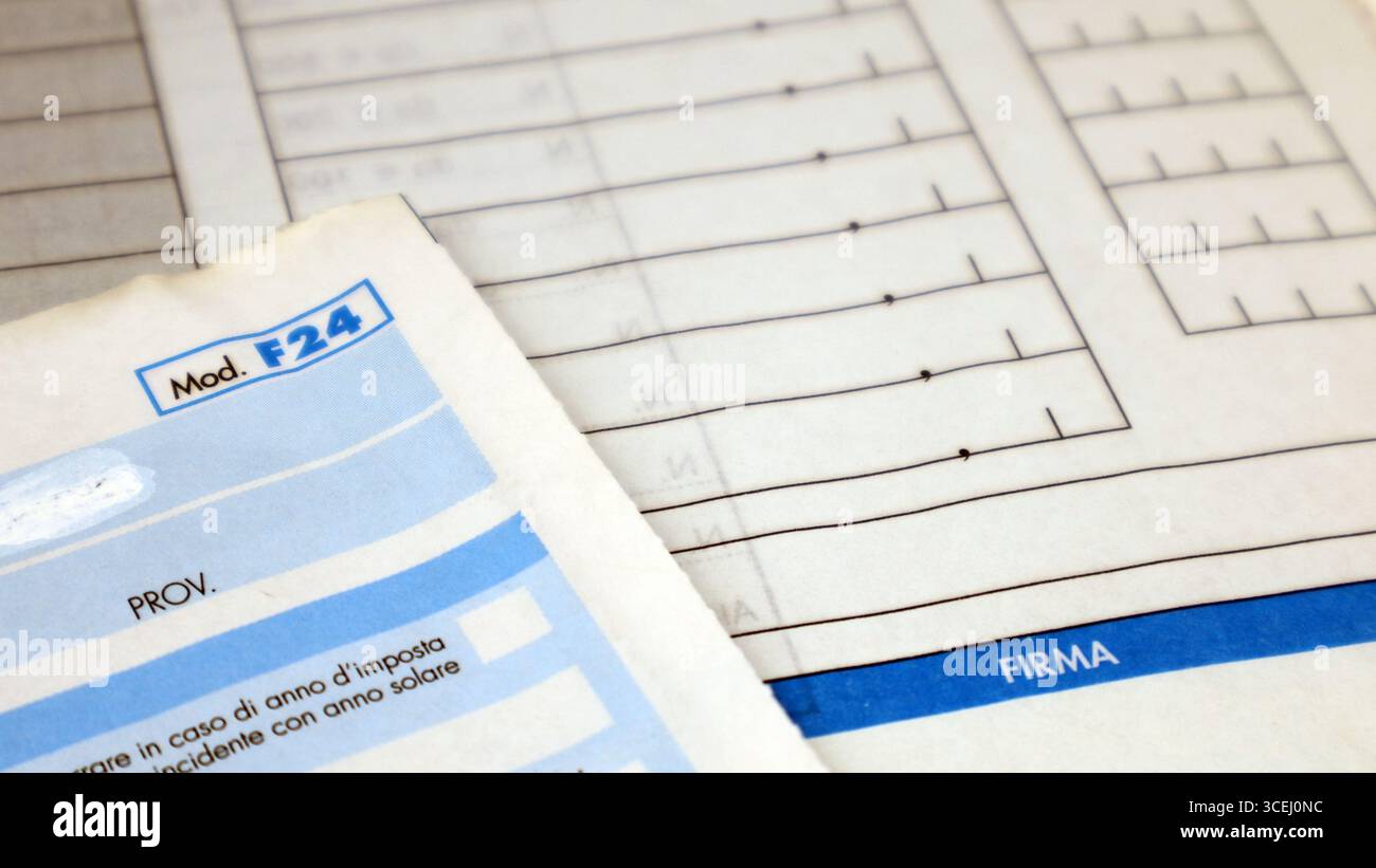 Modulo F24 documento per il pagamento di tasse e contributi in Italia Foto Stock