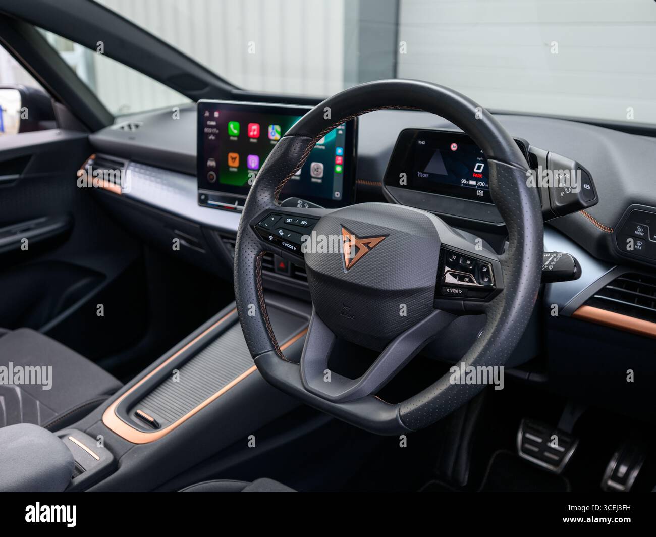 Derby, Regno Unito - 18 agosto 2025: Volante Cupra, dal design sportivo, comandi multifunzione integrati Foto Stock