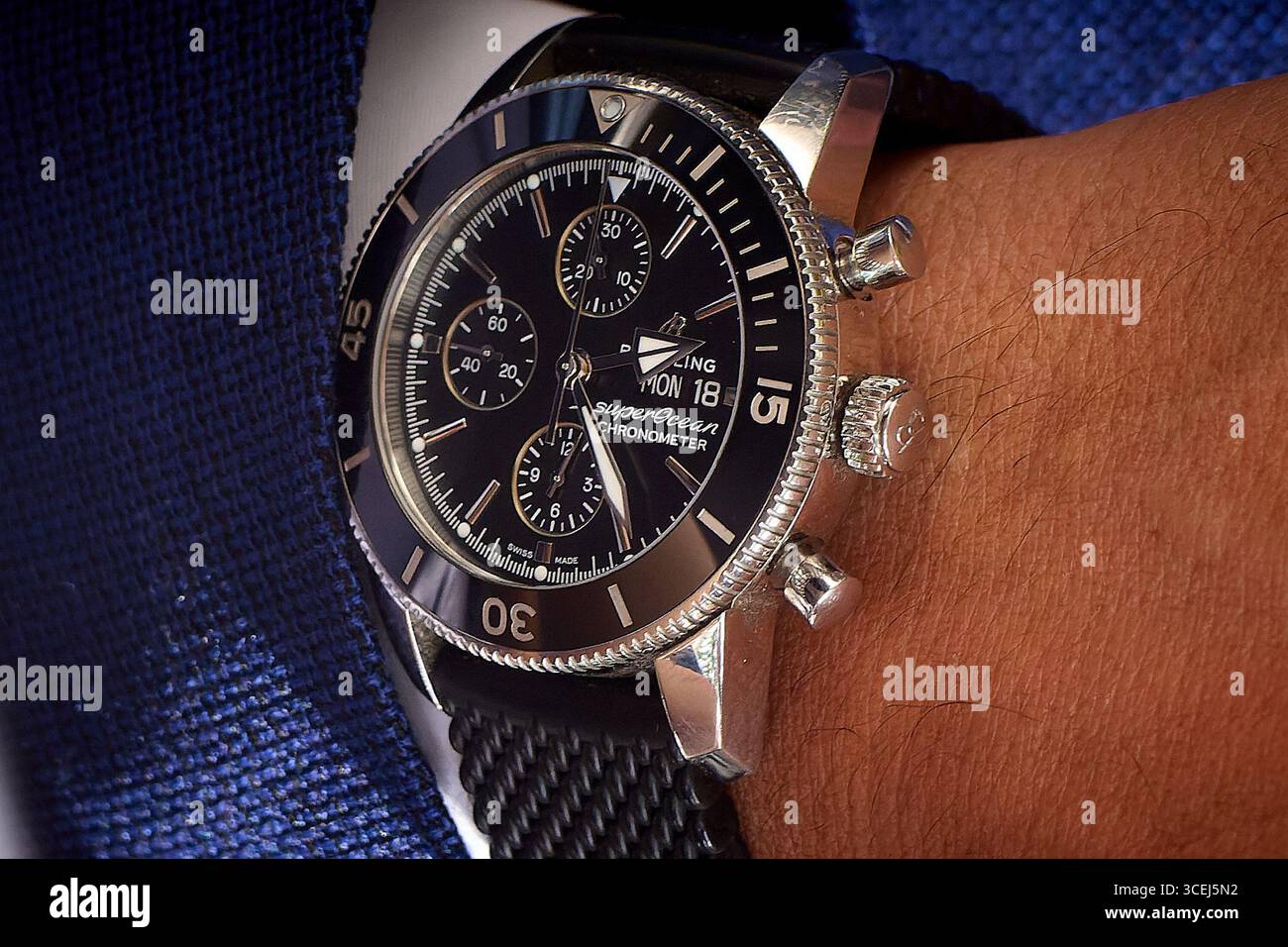 Bucarest, Romania. 18 agosto 2025: Sorin Grindeanu, presidente ad interim del Partito Socialdemocratico (PSD), risponde alle domande dei giornalisti sul presunto furto del suo orologio all'aeroporto di Otopeni, secondo un articolo pubblicato online, durante una conferenza stampa dopo il PSD National Political Bureau, presso la sede del partito a Bucarest. Crediti: Lucian Alecu/Alamy Live News Foto Stock