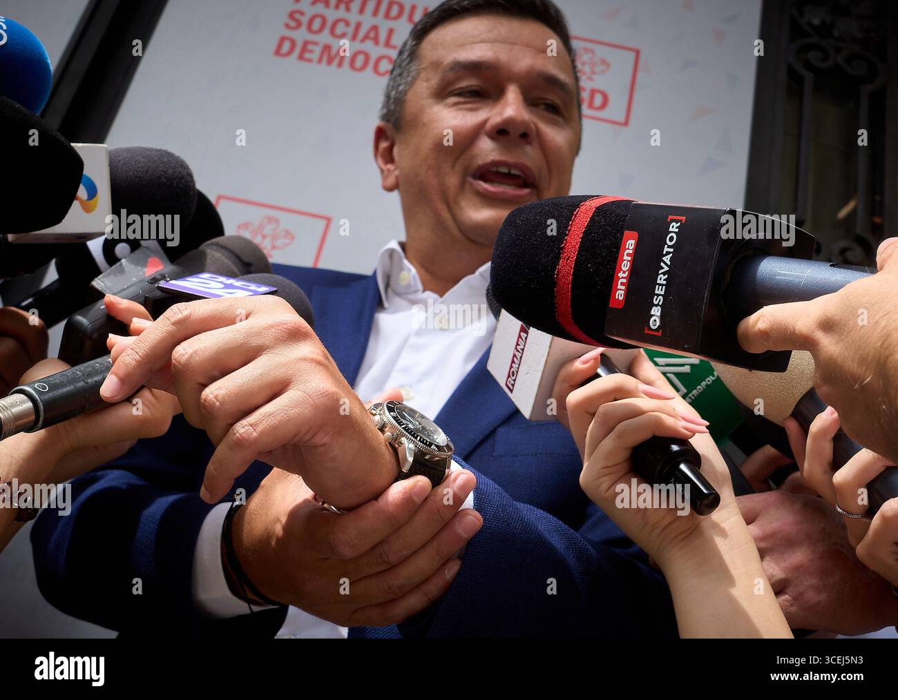 Bucarest, Romania. 18 agosto 2025: Sorin Grindeanu, presidente ad interim del Partito Socialdemocratico (PSD), risponde alle domande dei giornalisti sul presunto furto del suo orologio all'aeroporto di Otopeni, secondo un articolo pubblicato online, durante una conferenza stampa dopo il PSD National Political Bureau, presso la sede del partito a Bucarest. Crediti: Lucian Alecu/Alamy Live News Foto Stock